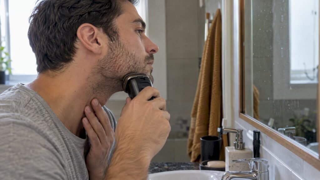 Homme qui se rase la barbe avec soin